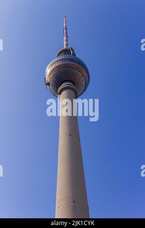 Berlin, Allemagne - 5 mai 2022. Soaring Shaft et sphère argentée de la tour de télévision Fernsehturm à Berlin. Banque D'Images