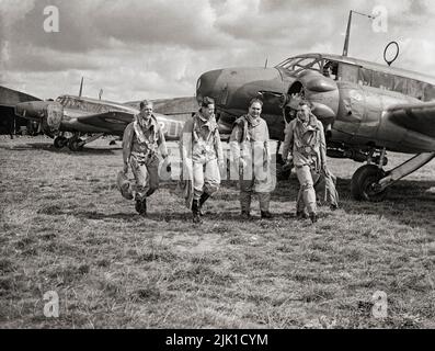 Les pilotes de l'escadron no 320 ou 321 (néerlandais) RAF marchent jusqu'à leur Avro Anson Mark est à Carew Cheriton, Pembrokeshire. Les deux escadrons ont été formés le 1 juin 1940 par des membres du Royal Netherlands Naval Air Service qui s'étaient échappés au Royaume-Uni après l'invasion de la Hollande. Il s'agissait d'un avion à deux moteurs et multirôle britannique, principalement de reconnaissance, qui servait avec la Royal Air Force (RAF), Fleet Air Arm (FAA), la Royal Canadian Air Force (ARC) et d'autres forces aériennes avant, pendant et après la Seconde Guerre mondiale. Banque D'Images