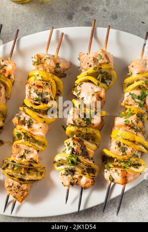 Brochette de saumon maison Kebabs avec citron et herbes Banque D'Images