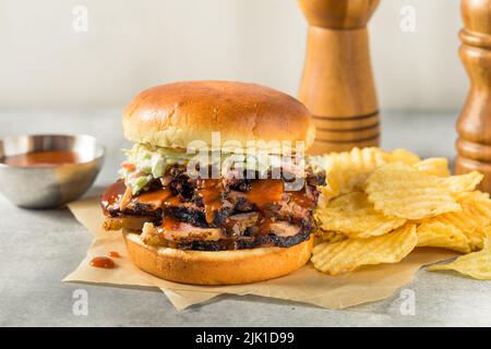 Sandwich au fromage de Brisson haché maison avec sauce barbecue et frites Banque D'Images