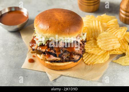 Sandwich au fromage de Brisson haché maison avec sauce barbecue et frites Banque D'Images