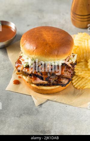 Sandwich au fromage de Brisson haché maison avec sauce barbecue et frites Banque D'Images