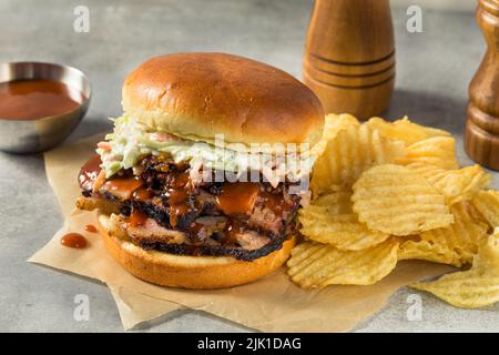 Sandwich au fromage de Brisson haché maison avec sauce barbecue et frites Banque D'Images