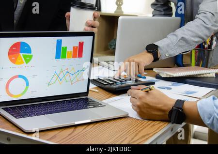 Les gens d'affaires se réunissent au bureau en analysant les données des graphiques financiers et des graphiques d'investissement pour planifier une équipe de marketing. Banque D'Images