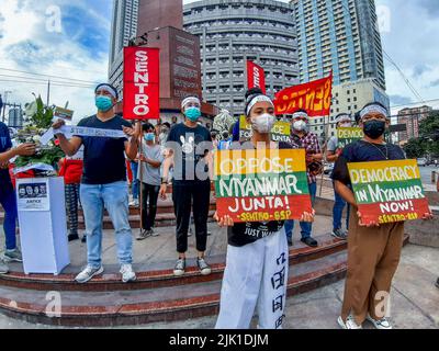 Membres de diverses organisations de la société civile et de solidarité appartenant à la coalition de Birma Solidarity Philippines (BSP), Aujourd'hui, joignez-vous au monde et à la communauté internationale pour condamner fermement les règles militaires illégitimes du Myanmar pour l'exécution de quatre militants pro-démocratiques et offrir les plus sincères condoléances à leurs familles et la solidarité sincère aux peuples de Birmanie/Myanmar dans leur quête continue de démocratie véritable, de paix, et la justice sociale. (Photo de EDD Castro/Pacific Press) Banque D'Images