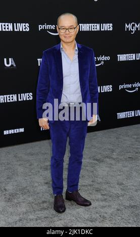 LOS ANGELES, CA - JUILLET 28: Raymond Phathanavirangoon assiste à la première de "treize vies" de Prime Video au Westwood Village Theatre on 28 juillet, 20 Banque D'Images