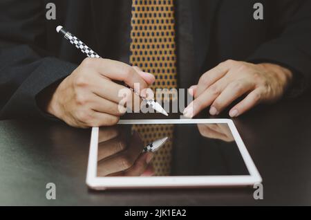 L'homme d'affaires signe le contrat de tablette numérique en ligne dans l'application sur le bureau. Banque D'Images