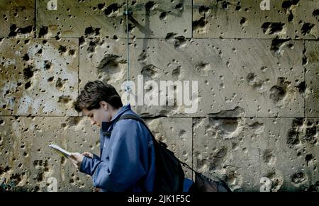 Trous de balle, datant de la Seconde Guerre mondiale, dans un mur dans le centre de Berlin, en Allemagne. Banque D'Images