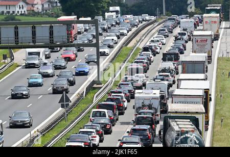 Dettendorf, Allemagne. 29th juillet 2022. Des véhicules sont bloqués sur l'autoroute A8 de Munich vers Salzbourg dans le quartier de Rosenheim. Crédit: Uwe Lein/dpa crédit: Uwe Lein/dpa/Alay Live News Banque D'Images