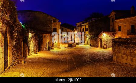 Vue panoramique sur le village en pierre avec maisons en pierre au crépuscule. Santander, Santillana del Mar. Banque D'Images