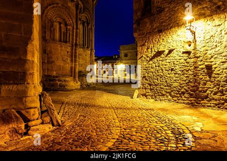 Allée étroite illuminée la nuit avec des feux de rue. Santillana del Mar, Santander. Banque D'Images