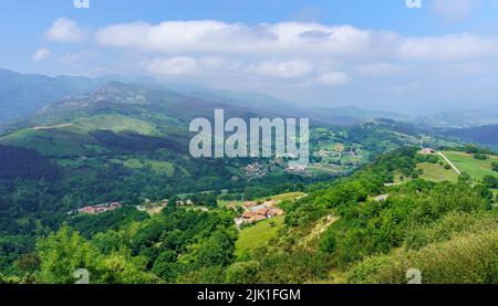Paysage vert avec maisons de montagne et vue aérienne sur la vallée. Santander. Banque D'Images
