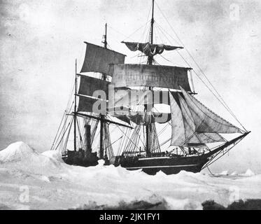 Terra Nova, captive dans Heavy Pack, 1910. Par Herbert Ponting (1870-1935). L'expédition Terra Nova (British Antarctic Expedition) était une expédition en Antarctique qui s'est déroulée entre 1910 et 1913. Dirigé par le capitaine Robert Falcon Scott (1868-1912), qui voulait être le premier à atteindre le pôle Sud géographique. Lui et quatre autres ont atteint le pôle le 17th janvier 1912, où ils ont constaté qu'une équipe norvégienne dirigée par Roald Amundsen (1872-1928) les avait précédés. Le groupe de cinq de Scott est mort sur le voyage de retour du pôle. Banque D'Images
