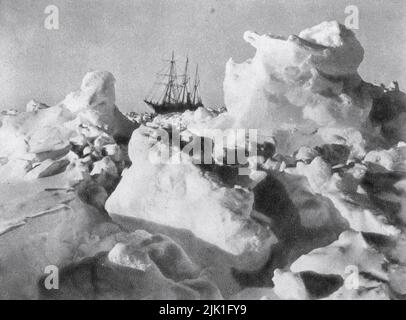 Endurance dans la glace sous pression, 1915. Par Frank Hurley (1885-1962). L'endurance était la barquentine à trois mâts dans laquelle Sir Ernest Shackleton et une équipe de 27 hommes ont navigué pour l'Antarctique lors de l'expédition transantarctique impériale de 1914 à 1917. Un an plus tard, elle se retrouve piégée dans la banquise et a finalement sombré dans la mer de Weddell au large de l'Antarctique le 21st novembre 1915. Banque D'Images