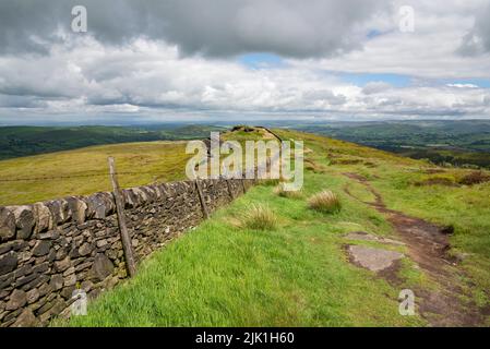 Oldgate Nick de près de Cats Tor sur le Cheshire, Derbyshire frontière au-dessus de la vallée de Goyt dans le Peak District. Banque D'Images