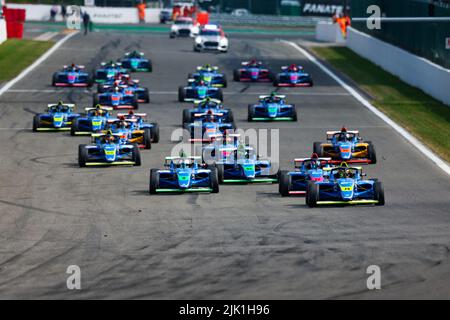 Francorchamps, Belgique. 29th juillet 2022. Début de la course : 74 PEUGEOT Enzo (FRA), Formule 4 - Mygale génération 2, 08 ANDRIOLO Romain (FRA), Formule 4 - Mygale génération 2, 72 VILLAGOMEZ Mateo (ecu), Formule 4 - Mygale génération 2, action pendant la ronde 4rd de la Chamnisation F4 2022, FFSA De 28 juillet à 30 sur le circuit de Spa-Francorchamps à Francorchamps, Belgique - photo Florent Gooden / DPPI crédit: DPPI Media/Alamy Live News Banque D'Images
