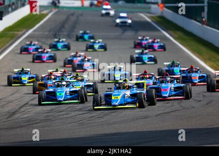 Francorchamps, Belgique. 29th juillet 2022. Début de la course : 74 PEUGEOT Enzo (FRA), Formule 4 - Mygale génération 2, 08 ANDRIOLO Romain (FRA), Formule 4 - Mygale génération 2, 72 VILLAGOMEZ Mateo (ecu), Formule 4 - Mygale génération 2, action pendant la ronde 4rd de la Chamnisation F4 2022, FFSA De 28 juillet à 30 sur le circuit de Spa-Francorchamps à Francorchamps, Belgique - photo Florent Gooden / DPPI crédit: DPPI Media/Alamy Live News Banque D'Images
