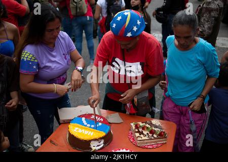 Caracas, Venezuela. 28th juillet 2022. Les partisans de l'ancien président du Venezuela Chavez célèbrent le jour où Chavez aurait 68 ans avec un gâteau aux couleurs vénézuéliennes dans le quartier de 23 d'Enero. Credit: Pedro Rances Mattey/dpa/Alay Live News Banque D'Images