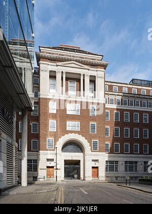 Entrée du bâtiment depuis Lackington Street. The Gilbert & One Lackington, Londres, Royaume-Uni. Architecte: Stiff + Trevillion Architects, 2021. Banque D'Images