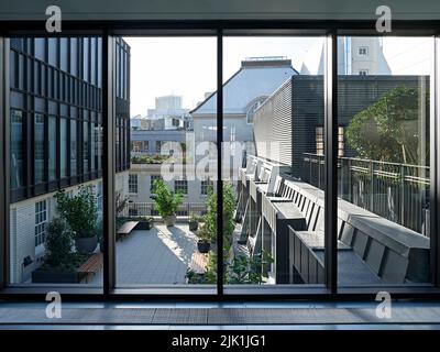 Vue sur la terrasse sur le toit. The Gilbert & One Lackington, Londres, Royaume-Uni. Architecte: Stiff + Trevillion Architects, 2021. Banque D'Images