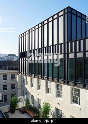 Vue sur la nouvelle terrasse du toit. The Gilbert & One Lackington, Londres, Royaume-Uni. Architecte: Stiff + Trevillion Architects, 2021. Banque D'Images