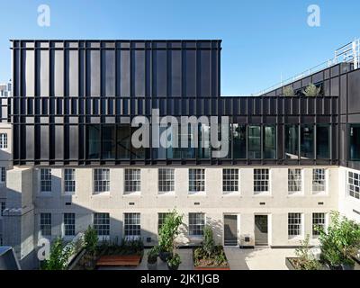 Vue sur la nouvelle terrasse du toit. The Gilbert & One Lackington, Londres, Royaume-Uni. Architecte: Stiff + Trevillion Architects, 2021. Banque D'Images