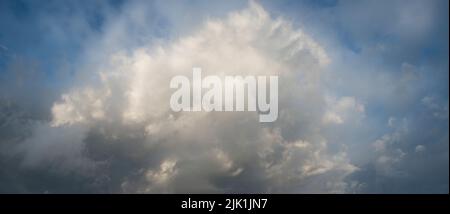 Grande formation de nuages gris et blancs qui se rassemblent au-dessus de Londres, en Angleterre Banque D'Images