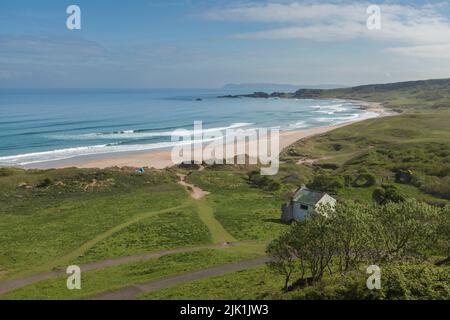 Whitepark Bay est un magnifique arc de plage de sable près du village de Ballintoy sur la route côtière de Causeway dans le comté d'Antrim, en Irlande du Nord Banque D'Images