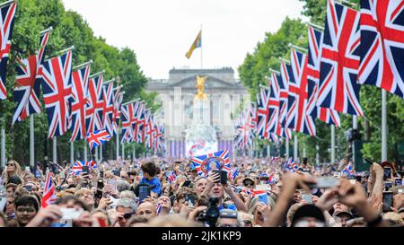 Des foules de personnes avec des drapeaux Union Jack sur le Mall après le Jubilé de platine Trooping The Color Parade à Londres, Angleterre, Royaume-Uni Banque D'Images