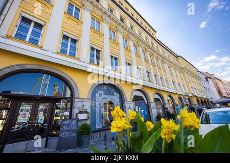 Munich, Allemagne - 6 juillet 2022 : l'une des trois entrées de la maison Dallmayr. 'Der Dallmayr', comme le siège social de la compagnie Stammhaus (Alois Dallmayr) Banque D'Images