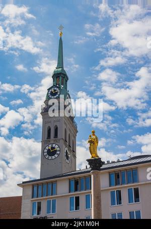 Munich, Allemagne - 6 juillet 2022: Vue de Marienplatz au clocher de l'église Saint-Pierre, également connu sous le nom de Peterskirche ou Alter Pierre. Après la Mar Banque D'Images