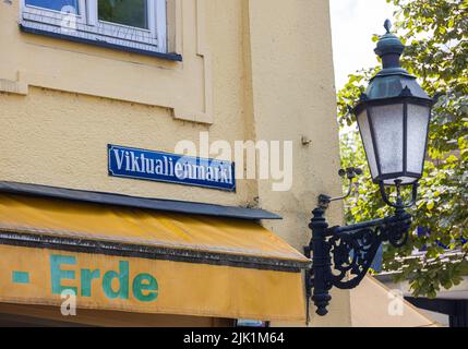 Munich, Allemagne - 6 juillet 2022: Panneau de rue du Viktualienmarkt avec un feu de rue historique à côté. Viktualienmarkt est un marché alimentaire quotidien populaire Banque D'Images