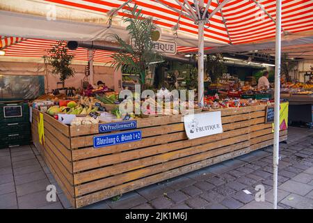 Munich, Allemagne - 6 juillet 2022 : stand de légumes au Viktualienmarkt. La désignation de la cale sous forme de panneaux de rue sur le comptoir. Marché frais dans Banque D'Images