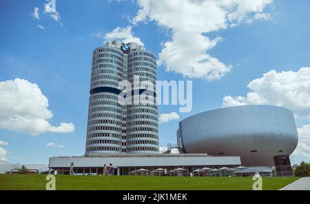 Munich, Allemagne - 6 juillet 2022: Le siège de BMW (bayrische Motorenwerke) près du parc olympique. Le bâtiment représente un moteur à quatre temps. N Banque D'Images