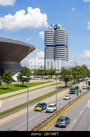 Munich, Allemagne - 6 juillet 2022: Le siège de BMW (bayrische Motorenwerke) près du parc olympique. Le bâtiment représente un moteur à quatre temps. N Banque D'Images