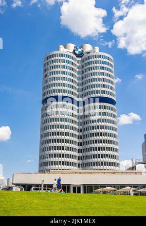 Munich, Allemagne - 6 juillet 2022: Le siège de BMW (bayrische Motorenwerke) près du parc olympique. Le bâtiment représente un moteur à quatre temps. N Banque D'Images