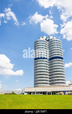 Munich, Allemagne - 6 juillet 2022: Le siège de BMW (bayrische Motorenwerke) près du parc olympique. Le bâtiment représente un moteur à quatre temps. N Banque D'Images