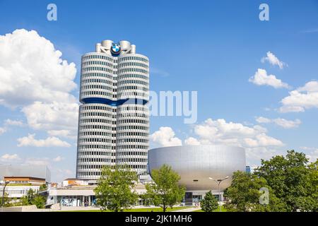 Munich, Allemagne - 6 juillet 2022: Le siège de BMW (bayrische Motorenwerke) près du parc olympique. Le bâtiment représente un moteur à quatre temps. N Banque D'Images