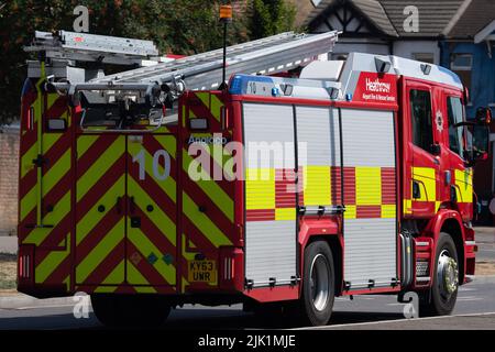 Slough, Berkshire, Royaume-Uni. 29th juillet 2022. Un service d'incendie et de sauvetage de Heathrow fait un appel d'offres sur un shout passe par Slough. Les champs sont plus secs au moment suivant la vague de chaleur, ce qui entraîne un certain nombre d'incendies dans la zone. Le commissaire aux incendies de Londres, Andy Roe, a appelé à l'interdiction des barbecues jetables dans toute l'Angleterre. Crédit : Maureen McLean/Alay Live News Banque D'Images