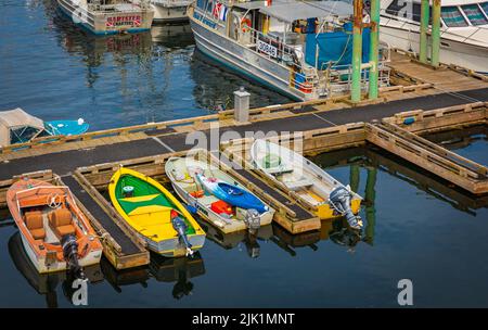 Petits bateaux colorés garés sur une jetée en bois avec réflexion dans une eau. Bateaux à moteur dans la marina en été. Personne, voyage photo-Nanaimo BC Canada-J. Banque D'Images
