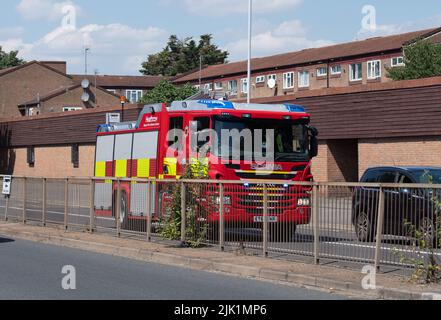 Slough, Berkshire, Royaume-Uni. 29th juillet 2022. Un service d'incendie et de sauvetage de Heathrow fait un appel d'offres sur un shout passe par Slough. Les champs sont plus secs au moment suivant la vague de chaleur, ce qui entraîne un certain nombre d'incendies dans la zone. Le commissaire aux incendies de Londres, Andy Roe, a appelé à l'interdiction des barbecues jetables dans toute l'Angleterre. Crédit : Maureen McLean/Alay Live News Banque D'Images