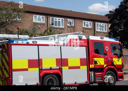 Slough, Berkshire, Royaume-Uni. 29th juillet 2022. Un service d'incendie et de sauvetage de Heathrow fait un appel d'offres sur un shout passe par Slough. Les champs sont plus secs au moment suivant la vague de chaleur, ce qui entraîne un certain nombre d'incendies dans la zone. Le commissaire aux incendies de Londres, Andy Roe, a appelé à l'interdiction des barbecues jetables dans toute l'Angleterre. Crédit : Maureen McLean/Alay Live News Banque D'Images