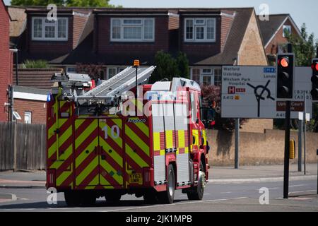 Slough, Berkshire, Royaume-Uni. 29th juillet 2022. Un service d'incendie et de sauvetage de Heathrow fait un appel d'offres sur un shout passe par Slough. Les champs sont plus secs au moment suivant la vague de chaleur, ce qui entraîne un certain nombre d'incendies dans la zone. Le commissaire aux incendies de Londres, Andy Roe, a appelé à l'interdiction des barbecues jetables dans toute l'Angleterre. Crédit : Maureen McLean/Alay Live News Banque D'Images