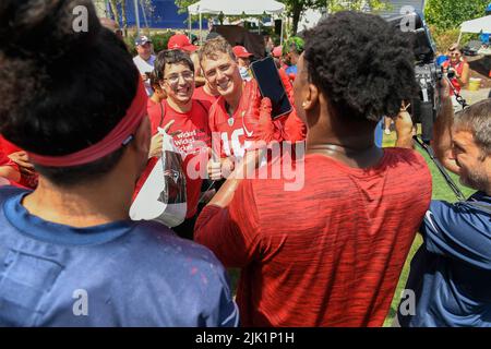 ÉTATS-UNIS. 29th juillet 2022. Foxborough, Massachusetts, États-Unis. 29th juillet 2022. MA, USA; New England Patriots Quarterback Mac Jones (10) a une photo prise avec un fan au camp d'entraînement des Patriots qui s'est tenu sur les champs d'entraînement du stade Gillette, à Foxborough, Massachusetts. Eric Canha/CSM/Alamy Live News crédit: CAL Sport Media/Alamy Live News Banque D'Images