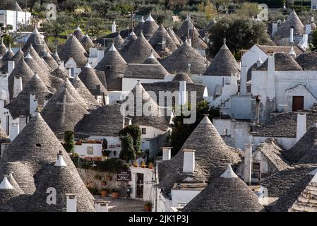 Vue panoramique sur le quartier historique de Trulli à Alberobello, Italie Banque D'Images