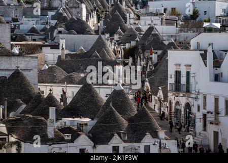 Vue panoramique sur le quartier historique de Trulli à Alberobello, Italie Banque D'Images