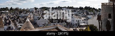 Vue panoramique sur le quartier historique de Trulli à Alberobello, Italie Banque D'Images