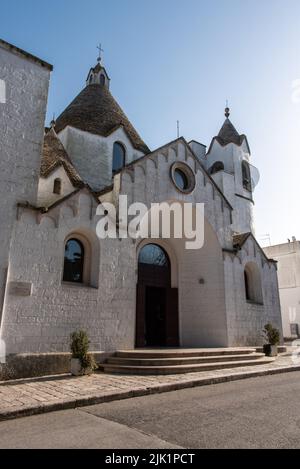 Célèbre église en forme de Trullo Sant'Antonio di Padova à Alberobello, Italie Banque D'Images