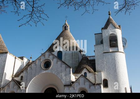 Célèbre église en forme de Trullo Sant'Antonio di Padova à Alberobello, Italie Banque D'Images