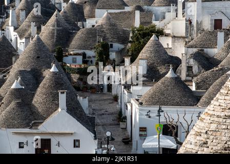 Paysage urbain pittoresque du centre-ville d'Alberobello avec ses célèbres bâtiments Trulli, dans le sud de l'Italie Banque D'Images